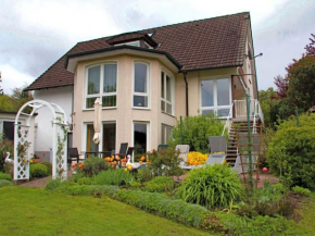 Cozy Apartment in Bellenberg with Sunbathing Lawn